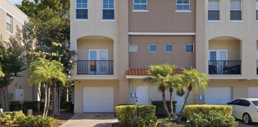 Townhouse in Saint Petersburg, Florida 3 bedrooms, 156.08 sq.m. № 2156101