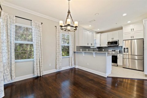 Townhouse in Saint Petersburg, Florida 3 bedrooms, 156.08 sq.m. № 2156101 - photo 12