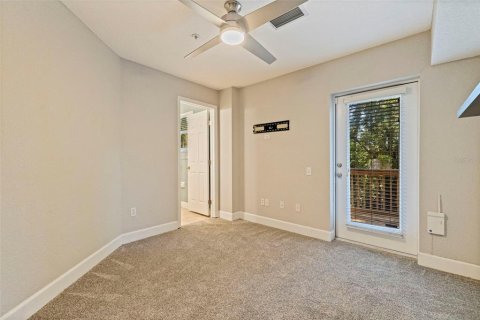 Townhouse in Saint Petersburg, Florida 3 bedrooms, 156.08 sq.m. № 2156101 - photo 5