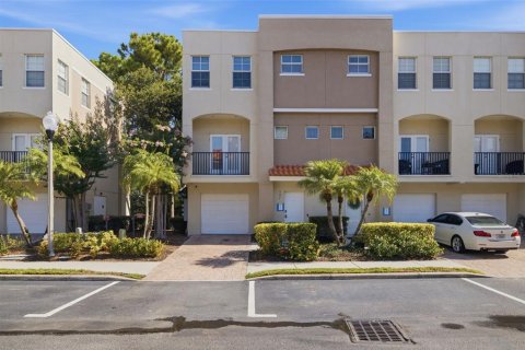 Townhouse in Saint Petersburg, Florida 3 bedrooms, 156.08 sq.m. № 2156101 - photo 2