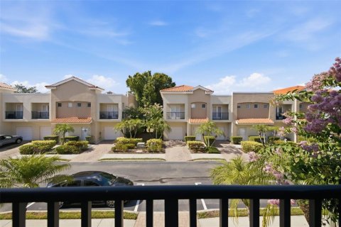 Townhouse in Saint Petersburg, Florida 3 bedrooms, 156.08 sq.m. № 2156101 - photo 19