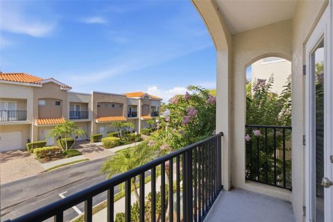 Townhouse in Saint Petersburg, Florida 3 bedrooms, 156.08 sq.m. № 2156101 - photo 18