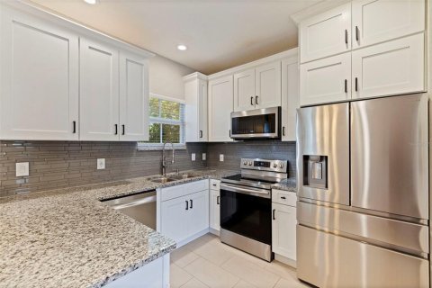 Townhouse in Saint Petersburg, Florida 3 bedrooms, 156.08 sq.m. № 2156101 - photo 14