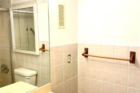 Copropriété à louer à Hallandale Beach, Floride: 1 chambre, 76.18 m2 № 2084292 - photo 6