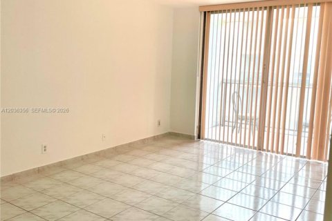 Copropriété à louer à Hallandale Beach, Floride: 1 chambre, 76.18 m2 № 2084292 - photo 4