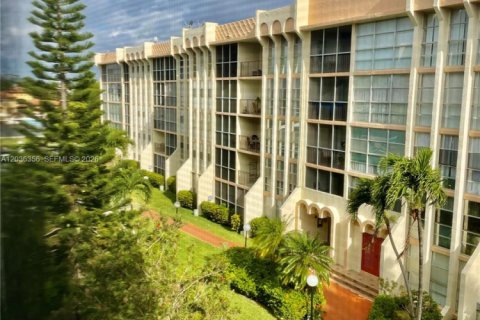 Copropriété à louer à Hallandale Beach, Floride: 1 chambre, 76.18 m2 № 2084292 - photo 1