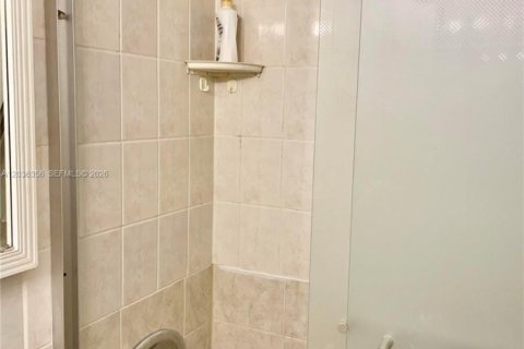 Copropriété à louer à Hallandale Beach, Floride: 1 chambre, 76.18 m2 № 2084292 - photo 5