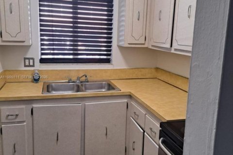 Condominio en alquiler en Pembroke Pines, Florida, 1 dormitorio, 64.01 m2 № 2047830 - foto 4