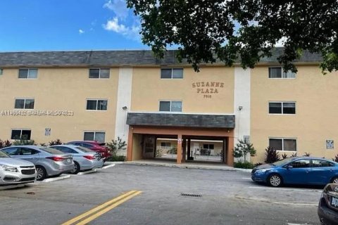 Condominio en alquiler en Pembroke Pines, Florida, 1 dormitorio, 64.01 m2 № 2047830 - foto 2