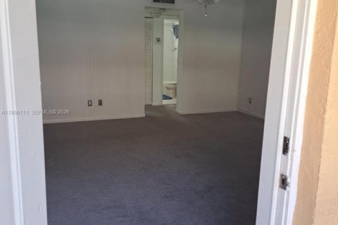 Condominio en alquiler en Pembroke Pines, Florida, 1 dormitorio, 64.01 m2 № 2047830 - foto 3