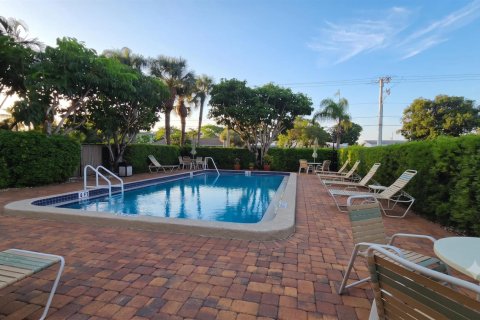 Condo in Pompano Beach, Florida, 1 bedroom  № 2191087 - photo 10