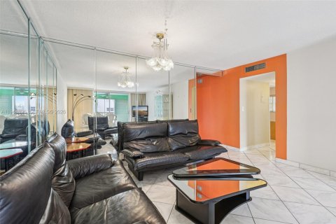 Copropriété à vendre à Hallandale Beach, Floride: 2 chambres, 101.45 m2 № 2006140 - photo 12