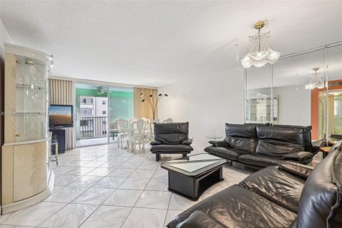 Copropriété à vendre à Hallandale Beach, Floride: 2 chambres, 101.45 m2 № 2006140 - photo 11