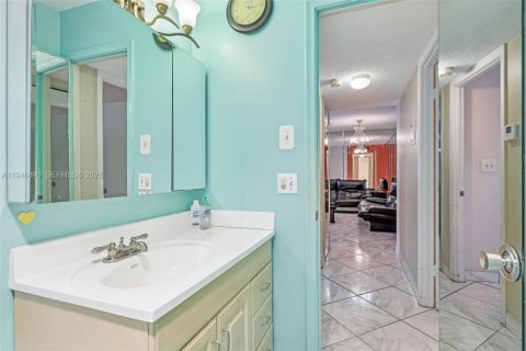 Copropriété à vendre à Hallandale Beach, Floride: 2 chambres, 101.45 m2 № 2006140 - photo 26