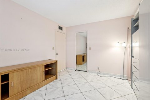 Copropriété à vendre à Hallandale Beach, Floride: 2 chambres, 101.45 m2 № 2006140 - photo 24