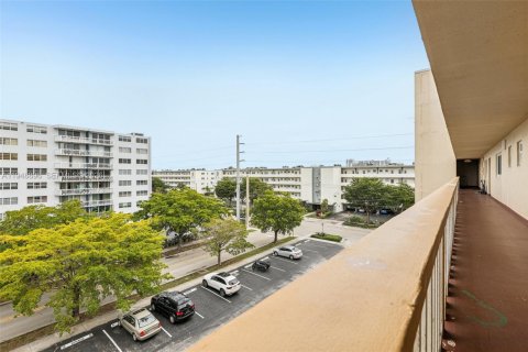 Copropriété à vendre à Hallandale Beach, Floride: 2 chambres, 101.45 m2 № 2006140 - photo 2