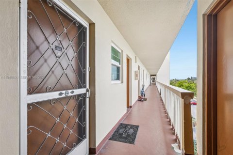 Copropriété à vendre à Hallandale Beach, Floride: 2 chambres, 101.45 m2 № 2006140 - photo 5