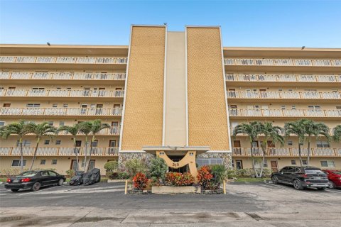 Copropriété à vendre à Hallandale Beach, Floride: 2 chambres, 101.45 m2 № 2006140 - photo 1