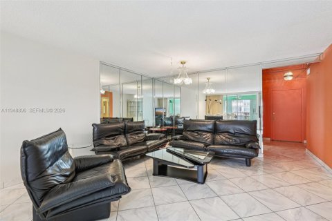 Copropriété à vendre à Hallandale Beach, Floride: 2 chambres, 101.45 m2 № 2006140 - photo 10