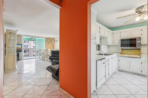Copropriété à vendre à Hallandale Beach, Floride: 2 chambres, 101.45 m2 № 2006140 - photo 9