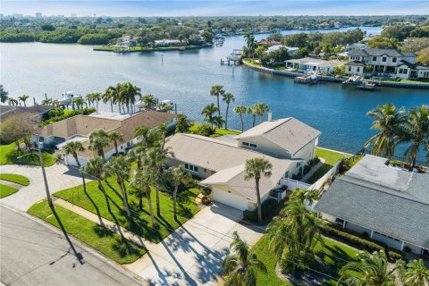 House in Saint Petersburg, Florida 5 bedrooms, 323.49 sq.m. № 1556562 - photo 1
