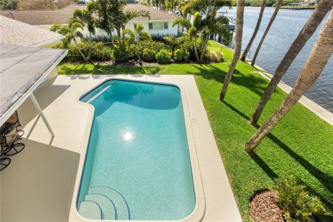 House in Saint Petersburg, Florida 5 bedrooms, 323.49 sq.m. № 1556562 - photo 25
