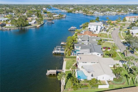 House in Saint Petersburg, Florida 5 bedrooms, 323.49 sq.m. № 1556562 - photo 6