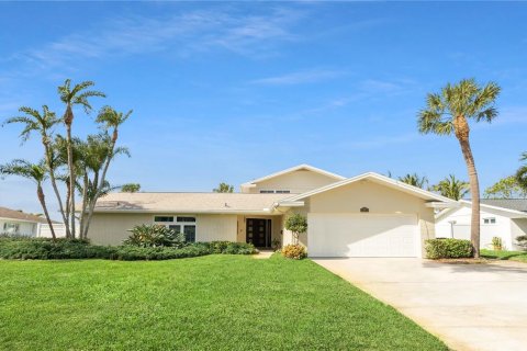 House in Saint Petersburg, Florida 5 bedrooms, 323.49 sq.m. № 1556562 - photo 2