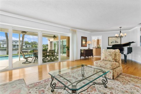 House in Saint Petersburg, Florida 5 bedrooms, 323.49 sq.m. № 1556562 - photo 8