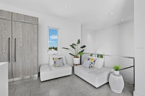 House in Sarasota, Florida 3 bedrooms, 271.46 sq.m. № 2232491 - photo 25