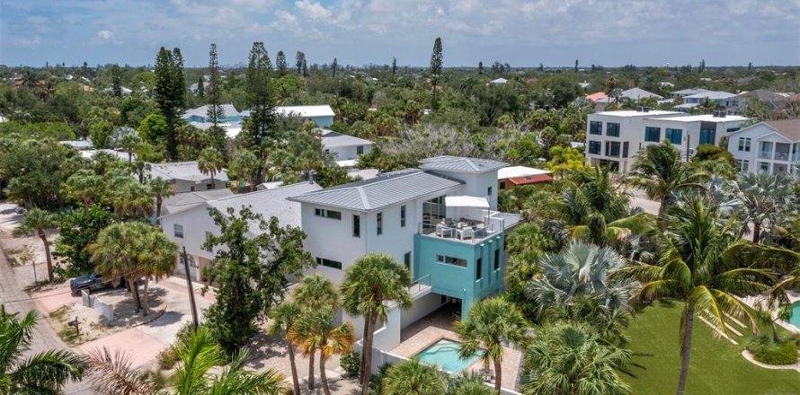 House in Sarasota, Florida 3 bedrooms, 271.46 sq.m. № 2232491