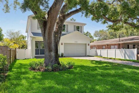 House in Tampa, Florida 4 bedrooms, 305.56 sq.m. № 2099741 - photo 2