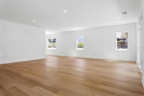House in Tampa, Florida 4 bedrooms, 305.56 sq.m. № 2099741 - photo 19