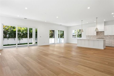 House in Tampa, Florida 4 bedrooms, 305.56 sq.m. № 2099741 - photo 18