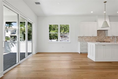House in Tampa, Florida 4 bedrooms, 305.56 sq.m. № 2099741 - photo 24