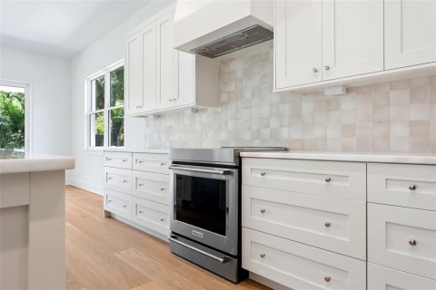 House in Tampa, Florida 4 bedrooms, 305.56 sq.m. № 2099741 - photo 22