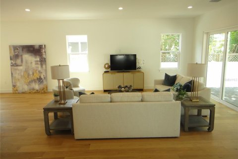 House in Tampa, Florida 4 bedrooms, 305.56 sq.m. № 2099741 - photo 14