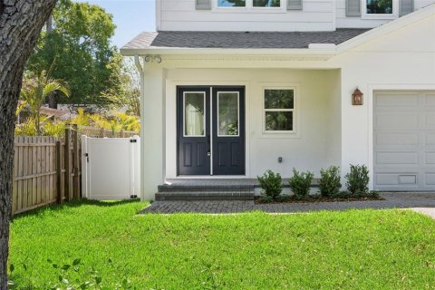 House in Tampa, Florida 4 bedrooms, 305.56 sq.m. № 2099741 - photo 5
