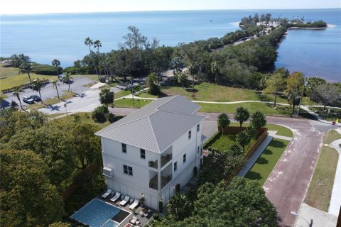 House in Tarpon Springs, Florida 5 bedrooms, 322 sq.m. № 1554887 - photo 1