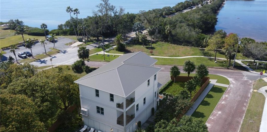 House in Tarpon Springs, Florida 5 bedrooms, 322 sq.m. № 1554887