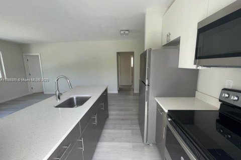 Apartamento en alquiler en Miami Beach, Florida, 1 dormitorio, 63.17 m2 № 1948772 - foto 1