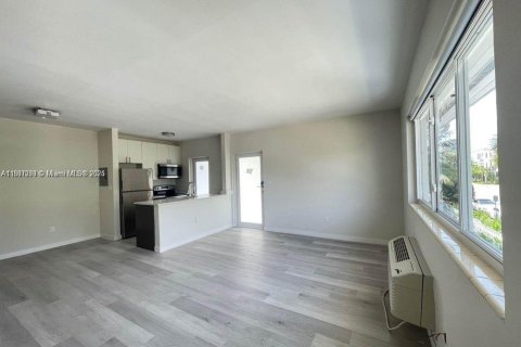 Apartamento en alquiler en Miami Beach, Florida, 1 dormitorio, 63.17 m2 № 1948772 - foto 2