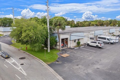 Immobilier commercial à West Palm Beach, Floride № 2416168