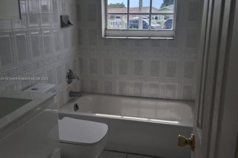 Casa en alquiler en Miami Gardens, Florida, 4 dormitorios, 142.88 m2 № 1896312 - foto 12