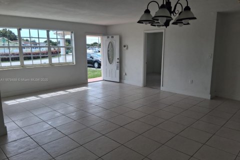 Casa en alquiler en Miami Gardens, Florida, 4 dormitorios, 142.88 m2 № 1896312 - foto 4