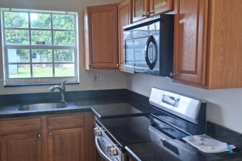 Casa en alquiler en Miami Gardens, Florida, 4 dormitorios, 142.88 m2 № 1896312 - foto 8