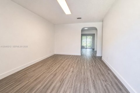 House in Hallandale Beach, Florida 3 bedrooms, 112.41 sq.m. № 2082979 - photo 3