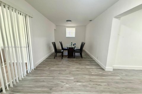 House in Hallandale Beach, Florida 3 bedrooms, 112.41 sq.m. № 2082979 - photo 5