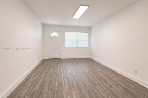 House in Hallandale Beach, Florida 3 bedrooms, 112.41 sq.m. № 2082979 - photo 4