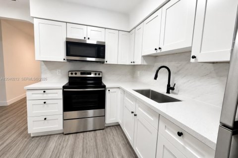 House in Hallandale Beach, Florida 3 bedrooms, 112.41 sq.m. № 2082979 - photo 2
